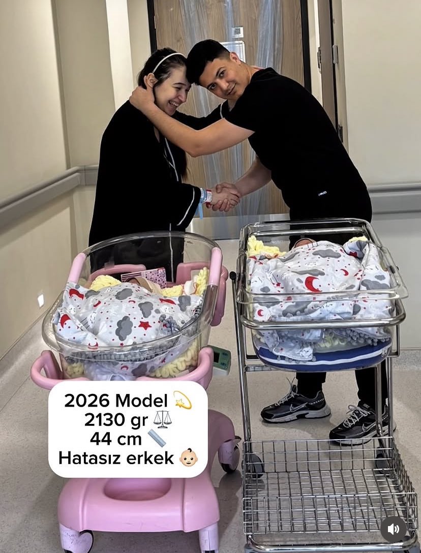 jurnalhabertr's tweet photo. Bir çift, yeni doğan ikiz bebeklerini birbirleriyle tokalaşarak, ‘Hanemize hayırlı olsun’ başlığıyla paylaştı:

• 2026 model, 2130 gr, 44 cm, hatasız erkek
• 2026 model, 2350 gr, 46 cm, hatasız erkek https://t.co/AViwd9ysw6