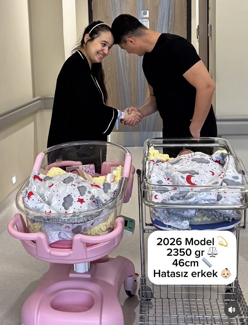 jurnalhabertr's tweet photo. Bir çift, yeni doğan ikiz bebeklerini birbirleriyle tokalaşarak, ‘Hanemize hayırlı olsun’ başlığıyla paylaştı:

• 2026 model, 2130 gr, 44 cm, hatasız erkek
• 2026 model, 2350 gr, 46 cm, hatasız erkek https://t.co/AViwd9ysw6