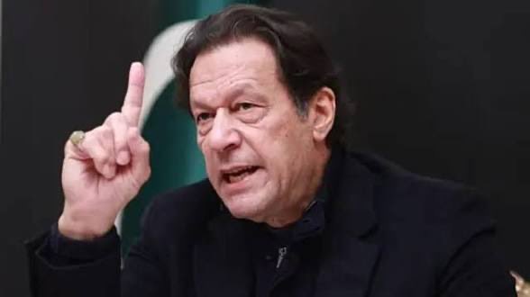 jawadahmadone's tweet photo. نسیم شاہ اور عمران کو ملانے والے غلط بات کر رہے ہیں۔ نسیم شاہ کچھ بھی ہو مگر عمران کی طرح بے غیرت نہیں۔

“یاد رہے کہ منافق مذہب فروش عمران اپنی چھوٹی سی سگی بیٹی کو عدالت سے اپنے حق پدری کا انصاف مانگتی اس لیےچھوڑ کر بھاگ گیا تھا تاکہ اس لعنتی کو اسکی ماں سے شادی نہ کرنی پڑ جاۓ۔” https://t.co/xKi1MfxCUZ