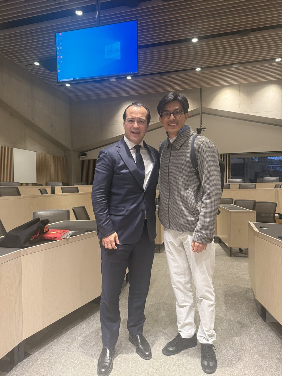 LuisRosendo_'s tweet photo. En la visita al Reino Unido🏴󠁧󠁢󠁥󠁮󠁧󠁿, de regreso de Camerún🇨🇲 cumplimos dos objetivos: Primero, convivir con los estudiantes mexicanos en dicho país. Me dejaron realmente motivado con sus preguntas y comentarios. Segundo, regresar a mi Alma Mater, The London School of Economics  @LSEEcon , una de las universidades con mas premios Nobel en Economía y una universidad que se caracteriza por su búsqueda de la igualdad. Gracias a mi talentosa y gran amiga, Vanesa Rubio. @LSEMexalumni