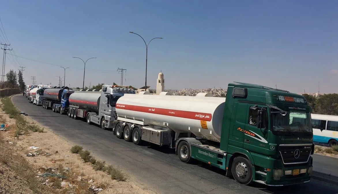 umtikrit's tweet photo. في وقت أغلقت فيه إيران مضيق هرمز أمام النفط العراقي، فتح الرئيس أحمد الشرع الحدود السورية، وسمح للعراق بتصدير نفطه، في وقت يعتمد فيه العراق بنسبة 100٪ على عائدات النفط لدفع رواتب موظفيه.

للشرع فضل كبير في هذا الجانب؛ فبفضل الله ثم بفضل الرئيس الشرع سيتم دفع رواتب الشروگية العراقيين الذين يهاجمونه يوميًا ويشيطنون التجربة السورية الجديدة.

كل شروگي ينتقد الرئيس الشرع بعد اليوم، هو ناكر للجميل.