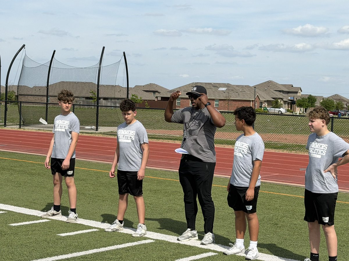 CoachColvin7's tweet photo. Got to hang with some future DOGS at Summers MS today!

#Anchored https://t.co/194sC8h1Uj