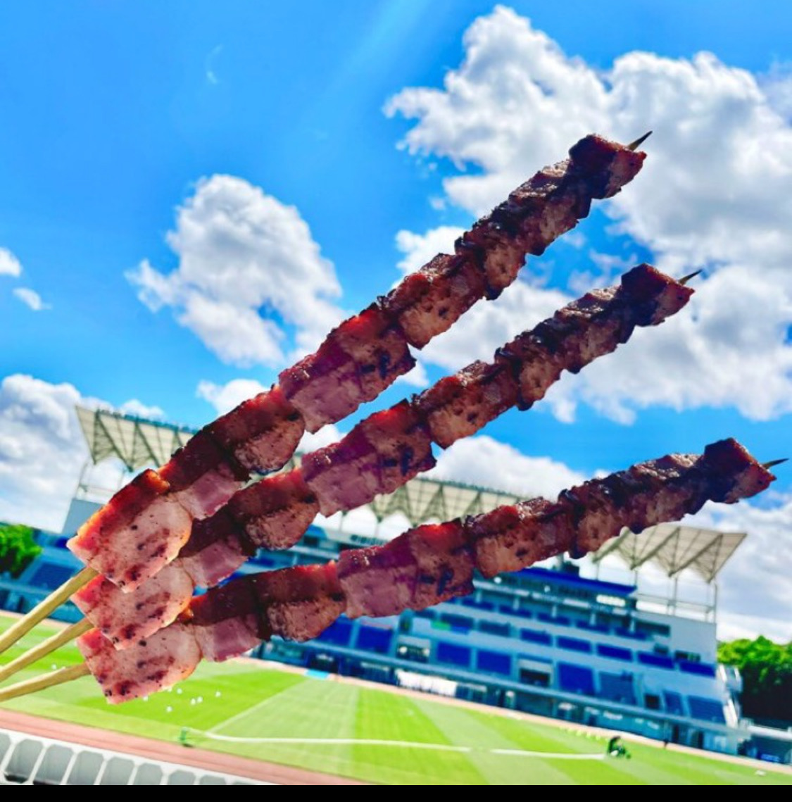 zelvia_gourmet's tweet photo. 《ゼルビーランドのご紹介》  

誰もが認めるFC町田ゼルビアを代表するスタグル「隠れ家食堂」さん！       

名物はインパクト満点の長～～～い串に刺さった厚切りベーコン串・ソーセージ串！

その見た目の迫力だけでなく、美味しさと提供の速さまで兼ね備えた最高の逸品！

チームに対するその熱意と店主の人柄も最高です！

#ゼルビアスタグル 
#FC町田ゼルビア 
#zelvia