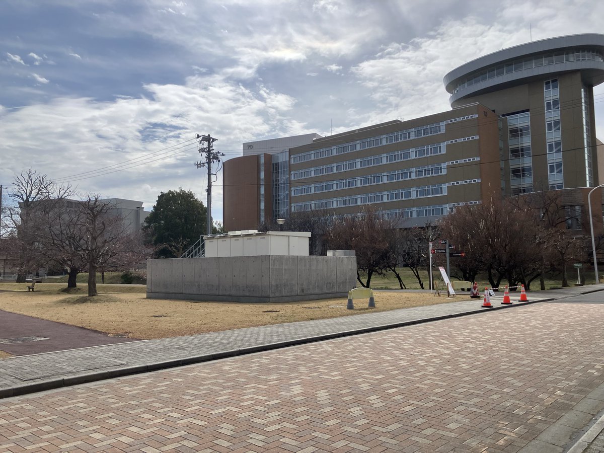 nuce_railway's tweet photo. 工学部の桜、咲き始めました〜
三春桜(滝桜の子孫樹)は見頃です

明日は開講式の後にサークル勧誘、新入生皆様にお会いできるのを楽しみにしております！ https://t.co/dr6zH3eYpX