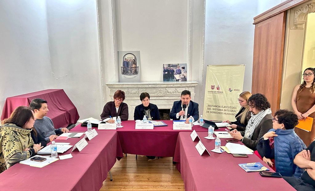 PDHCDMX's tweet photo. #Entérate, las organizaciones sociales #Ednica, #SinFronteras, #Utopia y #CDHFrayFranciscodeVictoria, que integran el Comité Coordinador del Sistema Integral de Derechos Humanos, en coordinación con la #IESIDH, llevaron a cabo el Foro “Sociedad civil y Gobierno de la Ciudad: corresponsabilidad en la construcción, implementación y seguimiento del desarrollo con enfoque de derechos en la Ciudad de México". Este foro se desarrolla en el marco de la construcción del Plan General de Desarrollo de la CDMX, con participación de sociedad civil organizada, en donde se destacó que:

• Se reafirma que solo con diálogo, vinculación y fortalecimiento de las organizaciones civiles se pueden generar políticas públicas que beneficien a todas las poblaciones de la CDMX y garantizar la progresividad de derechos.

• "Los derechos no se construyen en el territorio, se construyen desde el ejercicio de la ciudadanía".

¡Sigamos trabajando juntos y juntas para hacer de la CDMX una ciudad más justa y equitativa para todos!

#DerechosHumanos #ParticipaciónCiudadana #CDMX #PolíticasPúblicas
