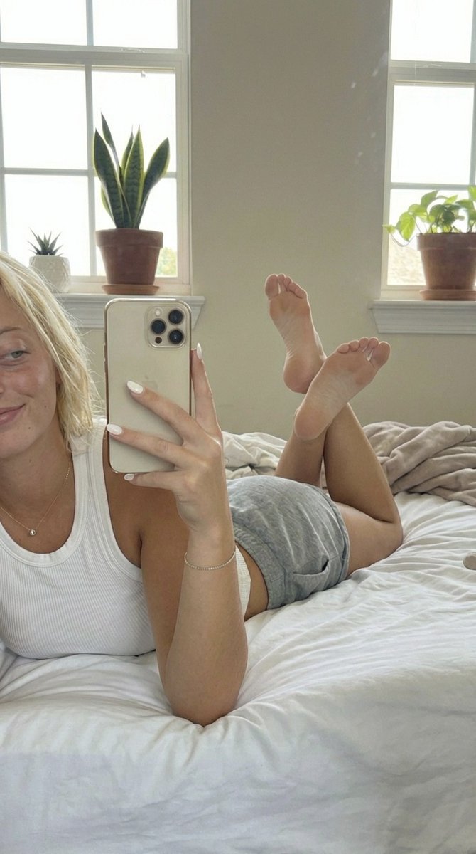 Ache4Ava's tweet photo. omg i need someone to ruin with these feet https://t.co/ugJRMyKlH4