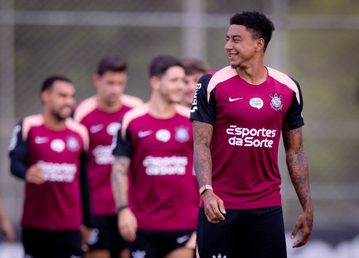 Vessoni's tweet photo. FIM DA PREPARAÇÃO DO CORINTHIANS...
... para enfrentar o Fluminense no Maracanã.

Desfalques:

❌️ Hugo Souza (seleção)
❌️ Hugo (🚑)
❌️ Raniele (suspenso)
❌️ Carrillo (seleção)
❌️ Memphis (🚑)
❌️ Kaio Cesar (🚑 )
❌️ Gui Negão (🚑)

#Corinthians https://t.co/TS2HYnJIrR
