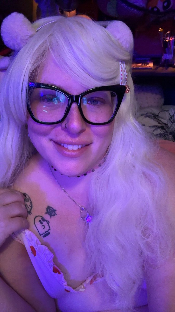 Poly_Eysther's tweet photo. I’m live most nights here. You should come watch me play. It’s a really hot time 

https://t.co/wEmA3eC2Bh https://t.co/xOuRpuSEpQ