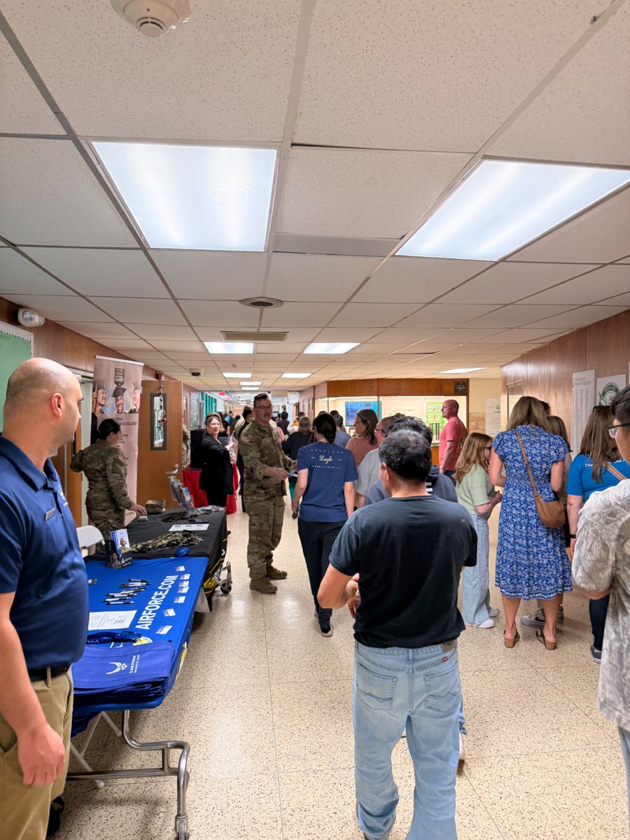 BTHSDragons's tweet image. Happening NOW! 🐉
Juniors are exploring their future at Dragon Destinations—college, careers, trades &amp;amp; more. Taking the first steps toward what’s next! #OnceADragonAlwaysADragon