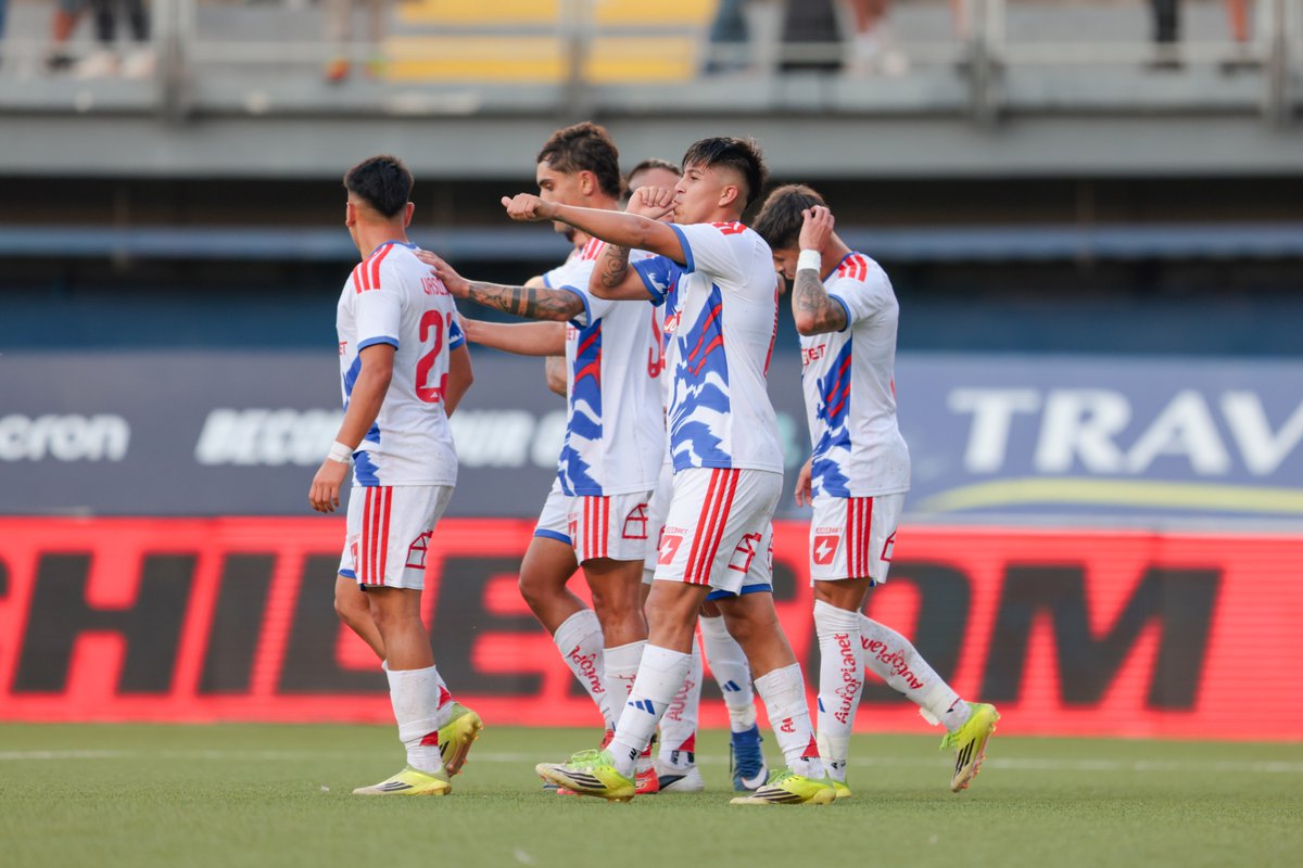 udechile's tweet photo. Qué lindo, Shelo! 👏💙
La U celebra en La Florida 🏟️

#AudaxItaliano 0️⃣- 3️⃣ #UdeChile 
#VamosLaU 🤘 https://t.co/jExxVWJ6FU