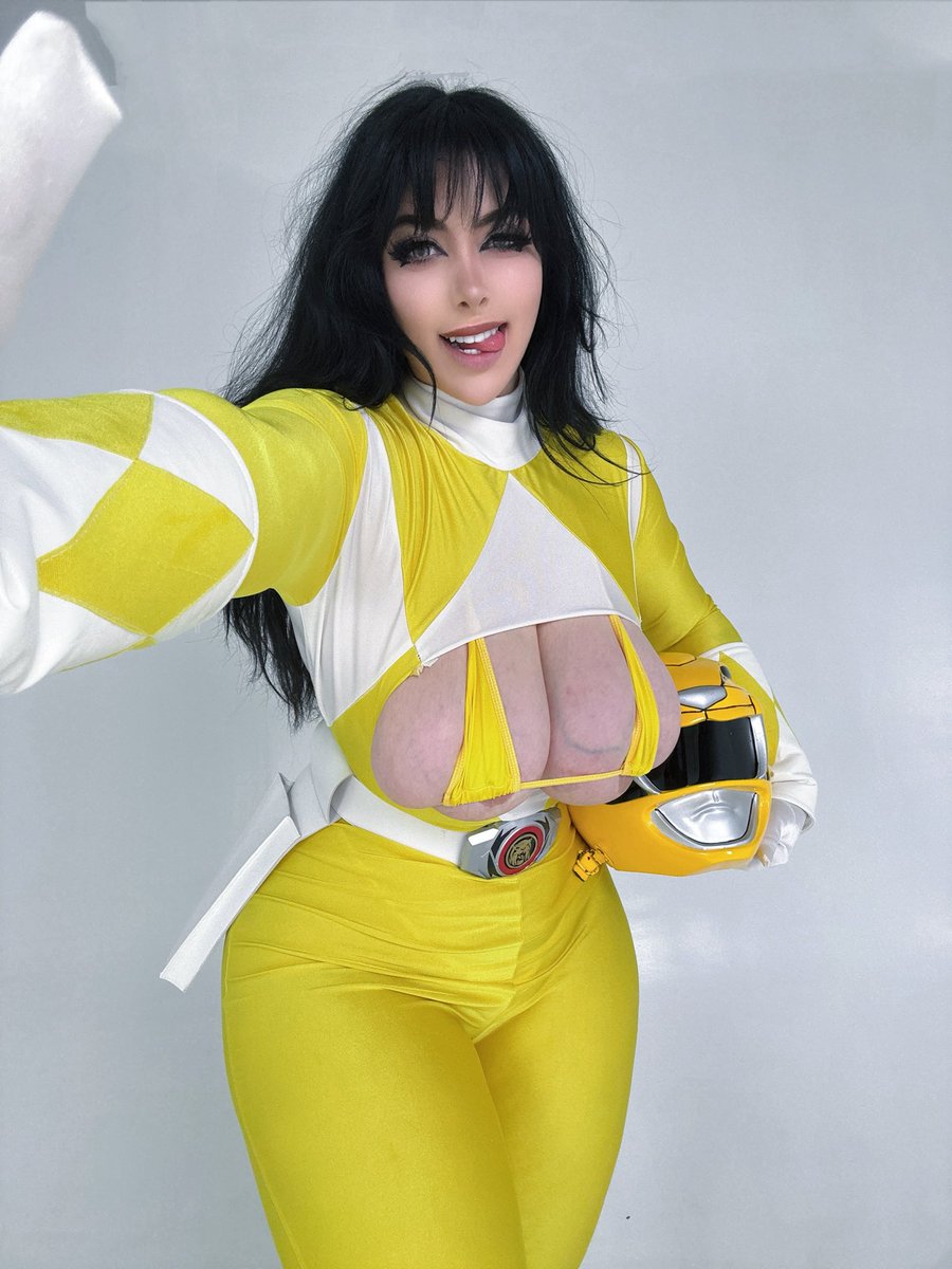 peachygirlmomo's tweet photo. Yellow ranger 💛🤍 https://t.co/kDzH5EYyji