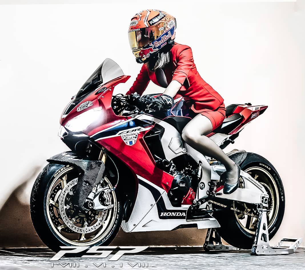 MoreMotorcycles's tweet image. #Honda CBR 
#BikerGirl