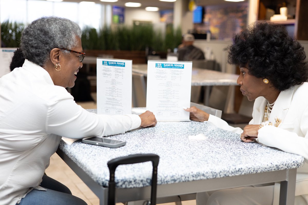 JacksonAirports's tweet image. Waiting for takeoff? Make it delicious! Samuel Adams on the East Concourse serves full-service meals you’ll actually look forward to. 🥗🍹 #AirportDining #TravelSmart #JANFoodie  #BookedAtJAN