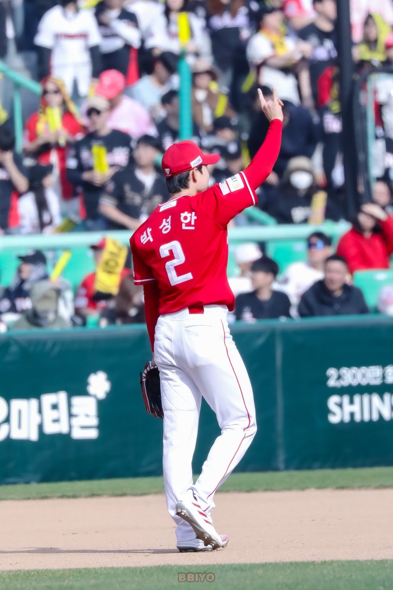 bbiyo_310's tweet photo. 크래비티 SSG 랜더스 시구 한 번만 더 하면 참 좋겠당.. ❤️

랜더스 항상 이기시고 우승하세요. 

#AprilFoolsDay #최지훈 #박성한 https://t.co/r9aRHI90GJ