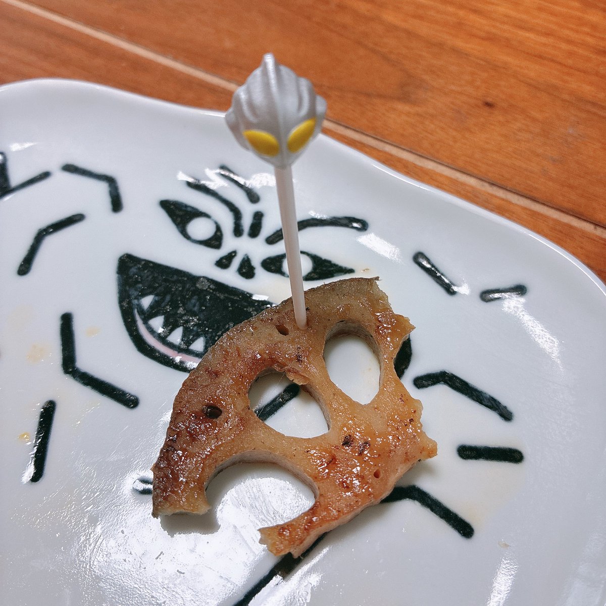 akioshio's tweet photo. こちらは「たべたら、なんだか頭がズッキーニになりそう」という理由で残されたレンコン https://t.co/O4akuBL2B9