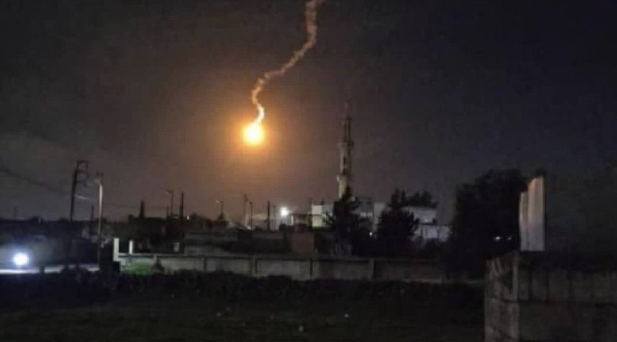 🔴|#SONDAKİKA
İşgalci #İsrail Ordusu,#Suriye halkının Filistinli esirlerin idamı için çıkan yasayı protesto etmek için Kuneytra hattına ilerlediği haberinin ardından aydınlatma fişekleri ateşledi!