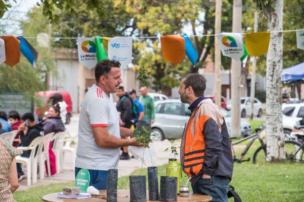 gobdecordoba's tweet photo. 🏡🙌 Estuvimos en #RíoCuarto con un nuevo operativo de #LaMuniEnTuBarrio.

En colaboración con el @gobderiocuarto, realizamos esta iniciativa para que más vecinos puedan hacer sus trámites de forma rápida, cerca de su casa y sin complicaciones.

📲🤝 Con #CiDi, #BEG, #BancoDelaGente, #PAICor y muchos programas más, facilitamos gestiones y brindamos respuestas concretas a cada familia.

🩺🐶 Además, sumamos servicios de #salud, atención para mascotas y propuestas municipales para acompañar a la comunidad.

#HacerParaCrecer