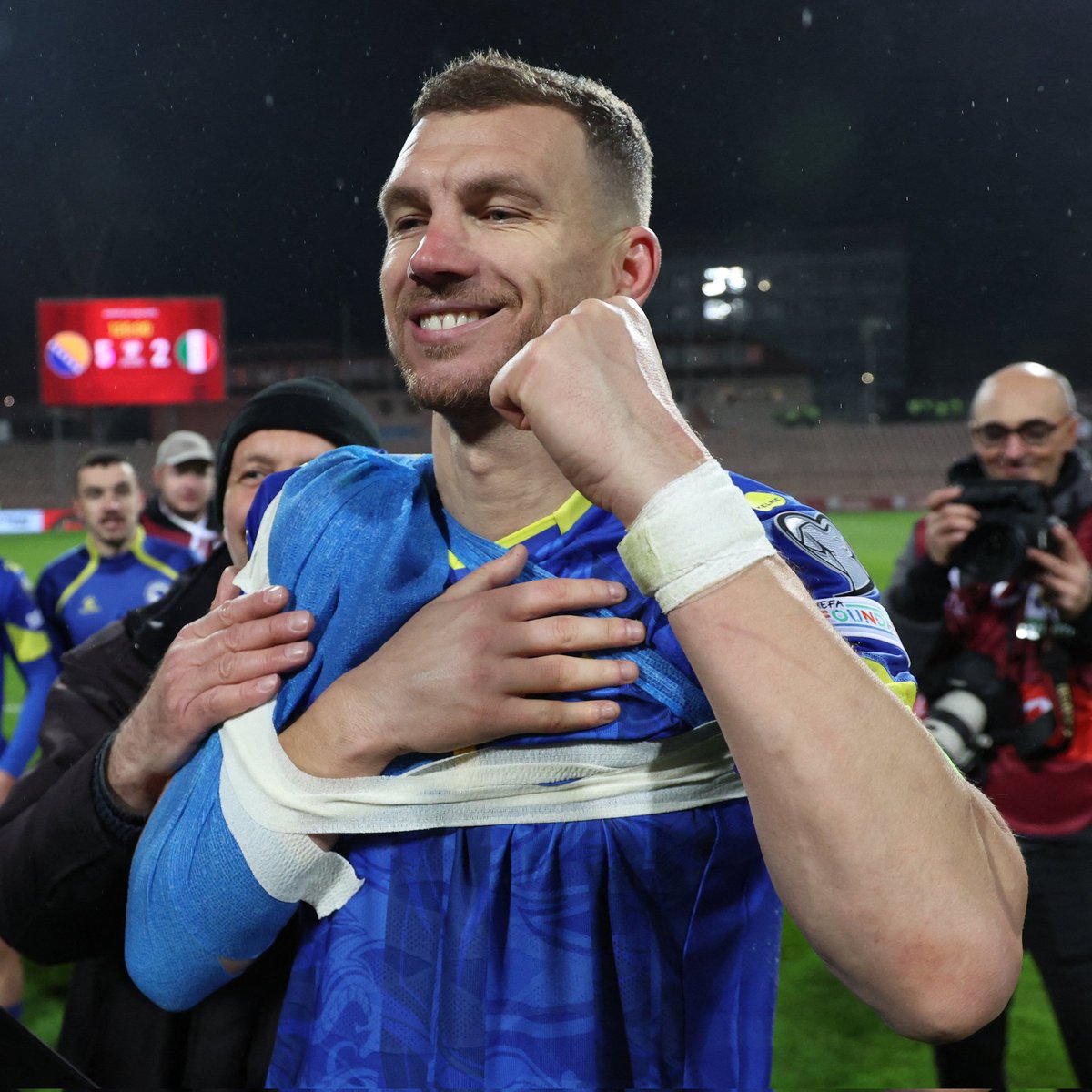 AppakKa's tweet photo. #Dzeko baba senin içinde sevindik tebrikler baba👏❤️ https://t.co/Zi38gQWWzV