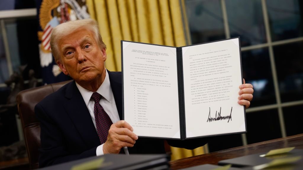 firsttohearit's tweet image. BREAKING: Donald Trump just signed an executive order to create federal voter lists.

This is another dangerous and unconstitutional attempt to control American elections.