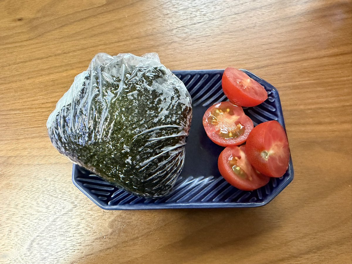 fuyukodiet's tweet photo. おはようございます

前日比－0.7kg
朝食はおにぎりとトマト🍙🍅

#体重記録 https://t.co/yUJsCHYNY3