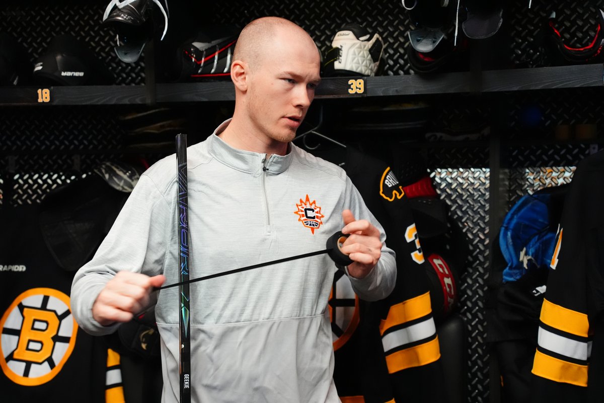 NHLBruins's tweet photo. Repping the women's teams of Boston and New England 🙌 https://t.co/wyJXaR1GuF