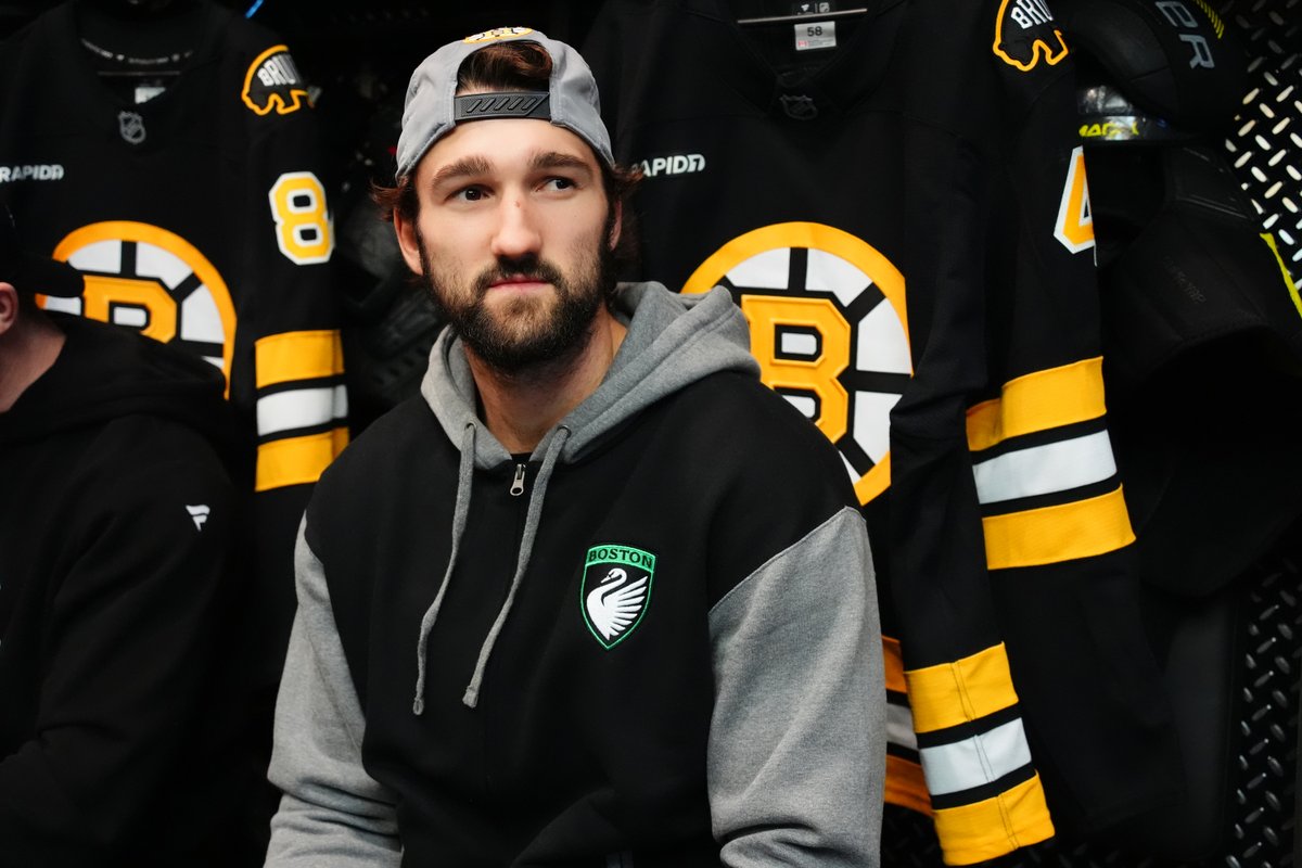 NHLBruins's tweet photo. Repping the women's teams of Boston and New England 🙌 https://t.co/wyJXaR1GuF