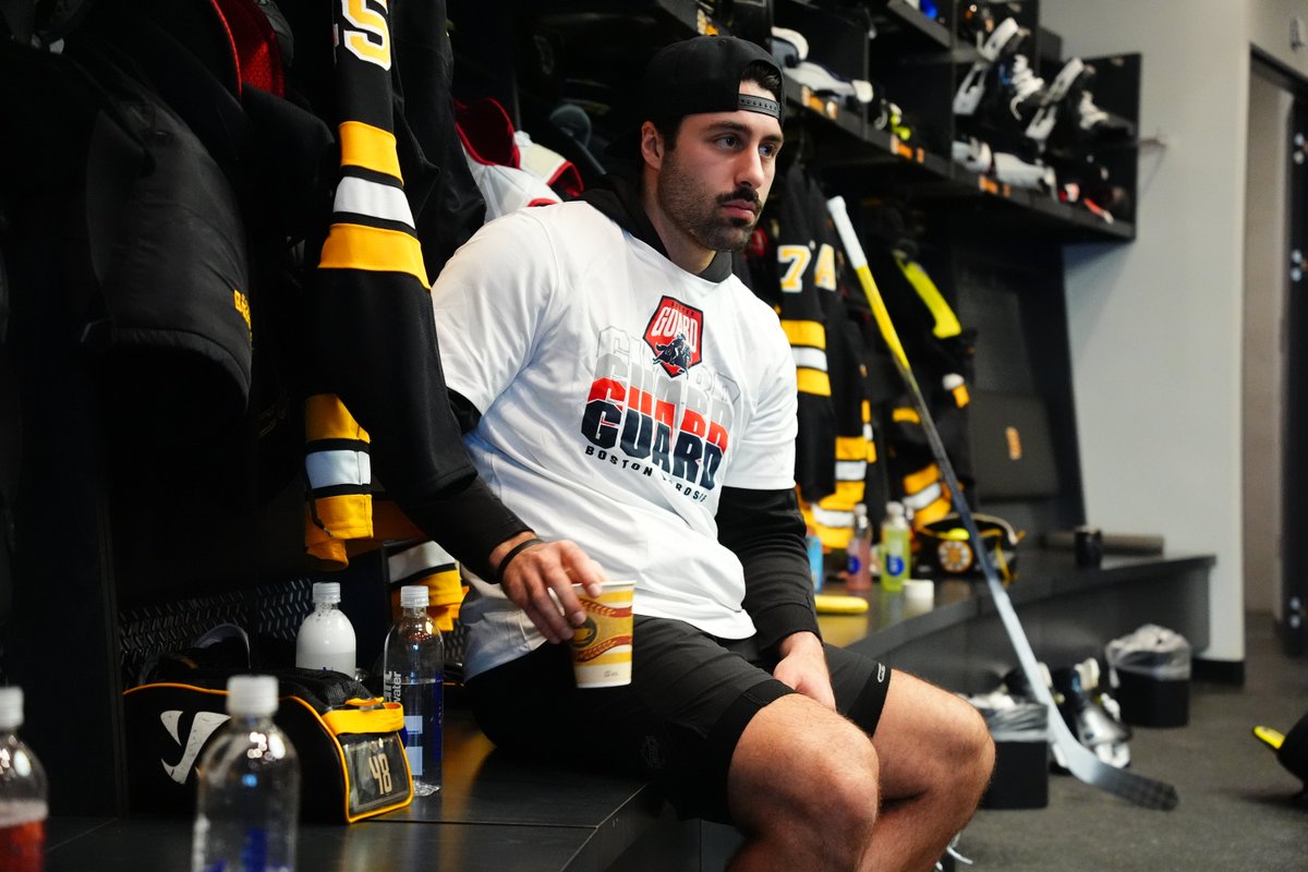 NHLBruins's tweet photo. Repping the women's teams of Boston and New England 🙌 https://t.co/wyJXaR1GuF