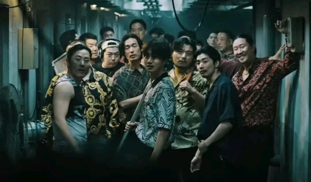 hrisyanatics's tweet photo. Seems like they're referencing to Park Chanwook's classic movie "Old Boy" &amp; this specific scene "corridor fight scene"

For those who haven't seen this movie, it revolves around a man who's abducted &amp; kept in cell for 15 yrs. When released, he took revenge to people who took him https://t.co/DQzyLL3twt