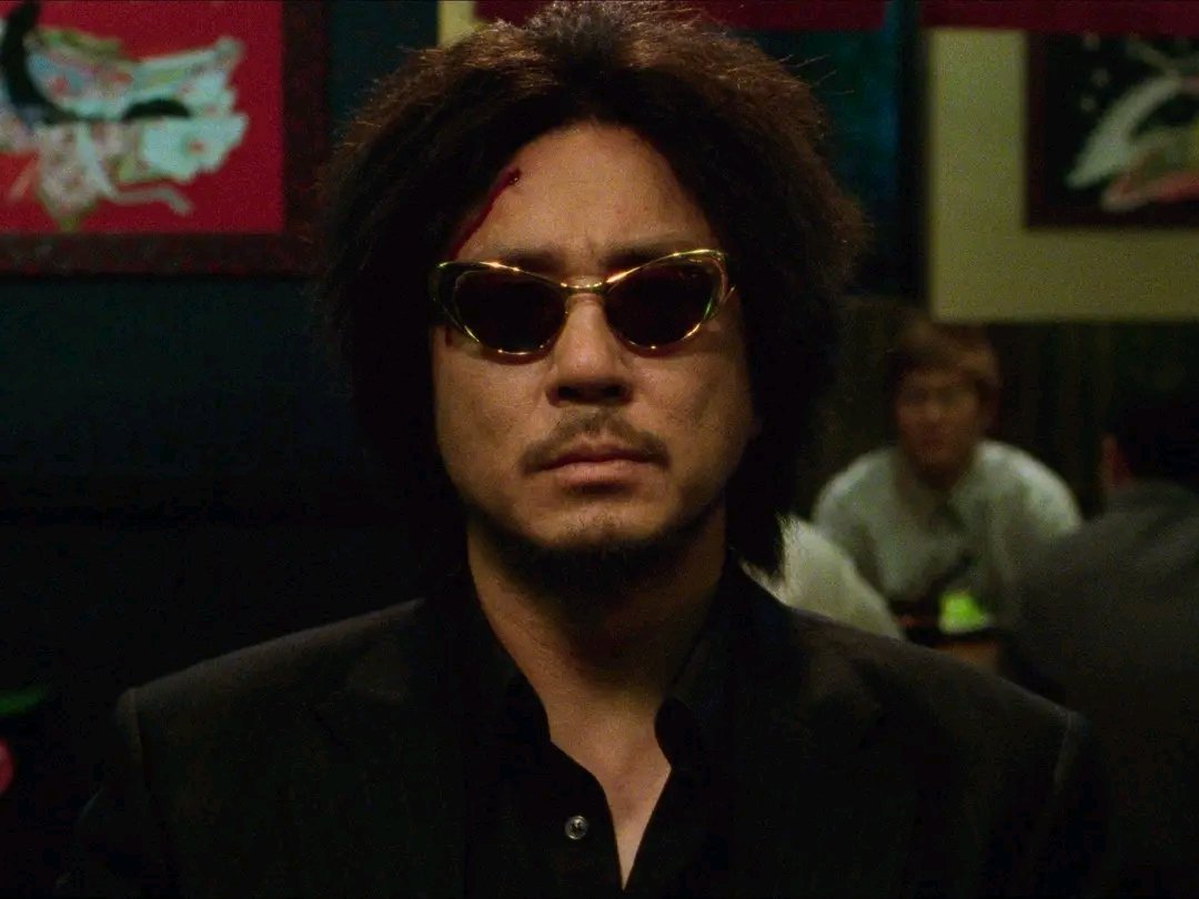 hrisyanatics's tweet photo. Seems like they're referencing to Park Chanwook's classic movie "Old Boy" &amp; this specific scene "corridor fight scene"

For those who haven't seen this movie, it revolves around a man who's abducted &amp; kept in cell for 15 yrs. When released, he took revenge to people who took him https://t.co/DQzyLL3twt