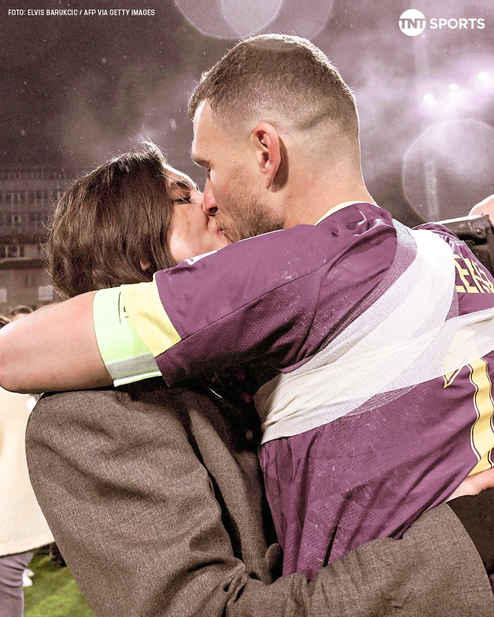 UM ÍDOLO INESQUECÍVEL NA HISTÓRIA! 🥹🙏 A Bósnia e Herzegovina transformou o sonho em realidade, eliminou a Itália nos pênaltis e vai disputar a sua segunda Copa do Mundo desde a independência do país.

Aos 40 anos, Edin Džeko teve uma lesão entre o ombro e o braço, mas seguiu na