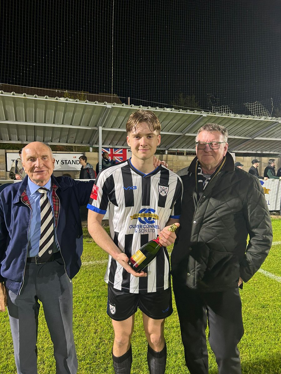 hanwelltownfc's tweet photo. Last night’s man of the match was Harry Hoath! Chosen by the Committee, presented by Steve and Nick. 

Thank you to Ebstone Kitchens who kindly sponsored the game! ⚫️⚪️

#UpTheGeordies https://t.co/QcD5Hfjq1F
