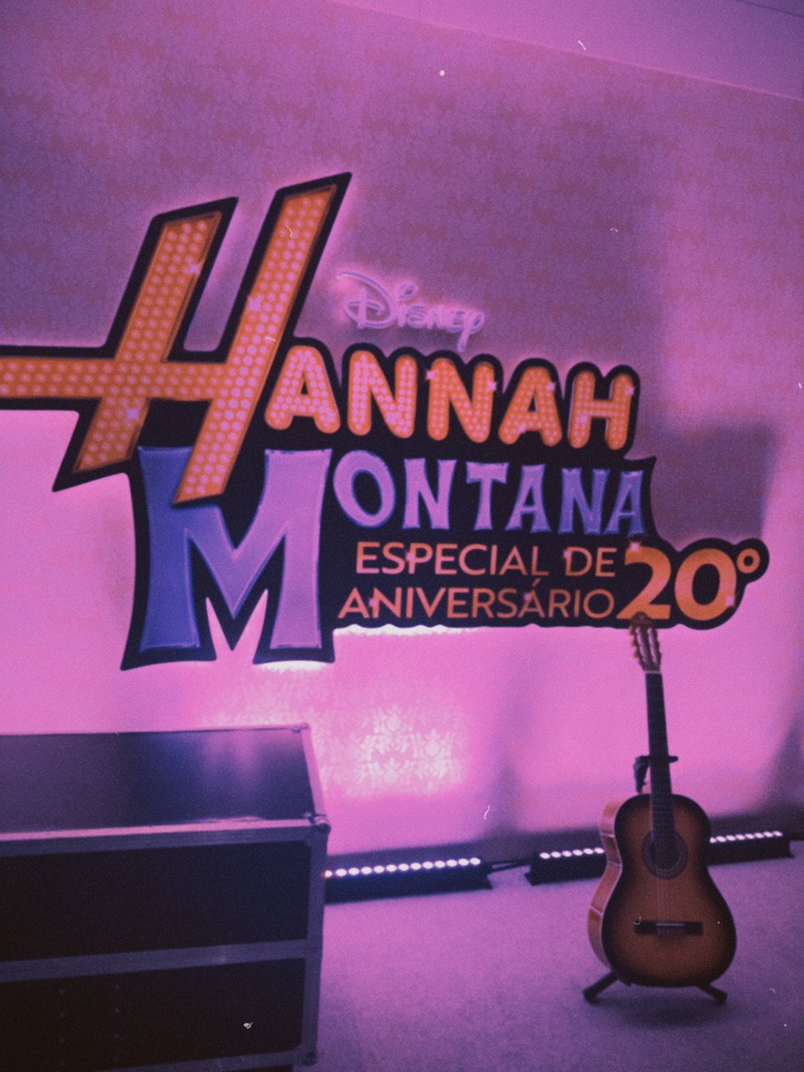cyruschemistry's tweet photo. uma semana atrás a gnt estava vivendo o melhor dia das nossas vidas assistindo o especial de hannah montana pela primeira vez https://t.co/V6m0DI3v4s