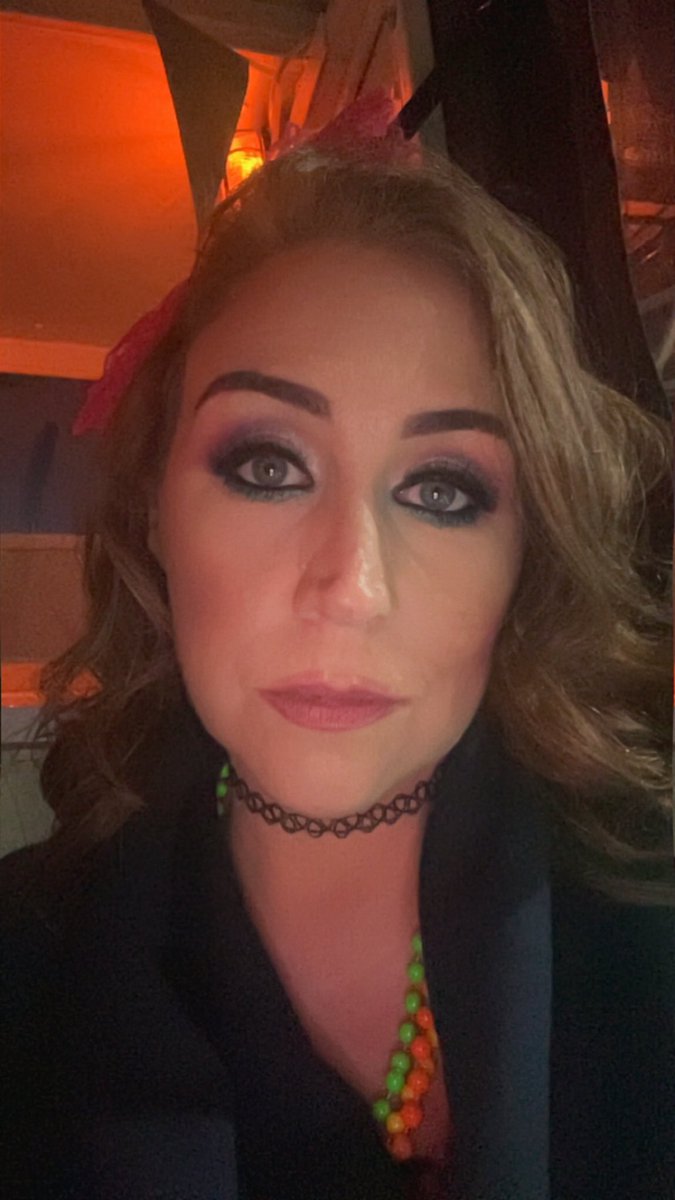 JemIsBoss88's tweet photo. How I look on a weekend vs during the week at work 😂 if that isn’t cat fishing I don’t know what is 😂 🙈 https://t.co/aQxirY4lsu