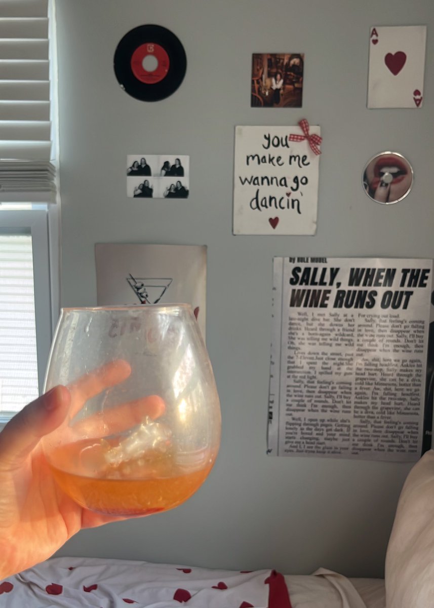made myself a filthy gin martini and i’m ready to spend my evening hyping y’all UP!!!!!!!

COMMENT YOUR THRONES &amp; GOALS BELOW AND I’LL RT AS MANY AS I CAN!!!!!