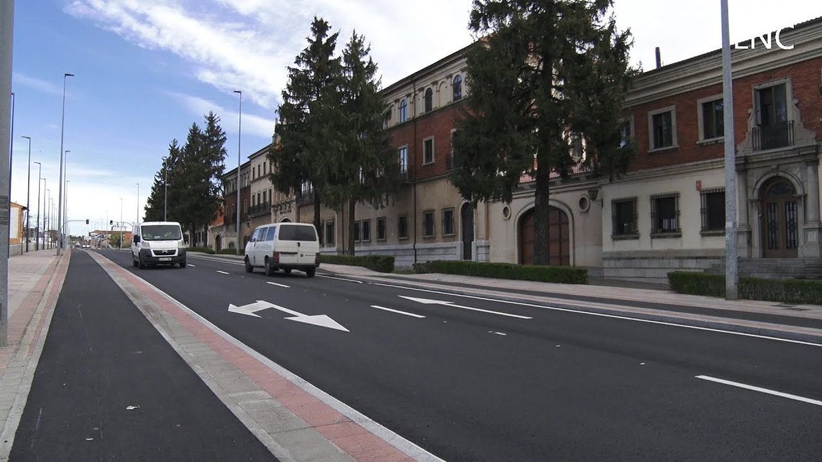 LeonProyecta's tweet photo. Mientras Salamanca reforma avenidas plantando árboles, aquí aún entendemos que "regar los árboles cuesta dinero".
¿Tan dificil es? ¿Es necesario que el urbanismo leonés sea tan horrendo? https://t.co/yGz1NNbSNs