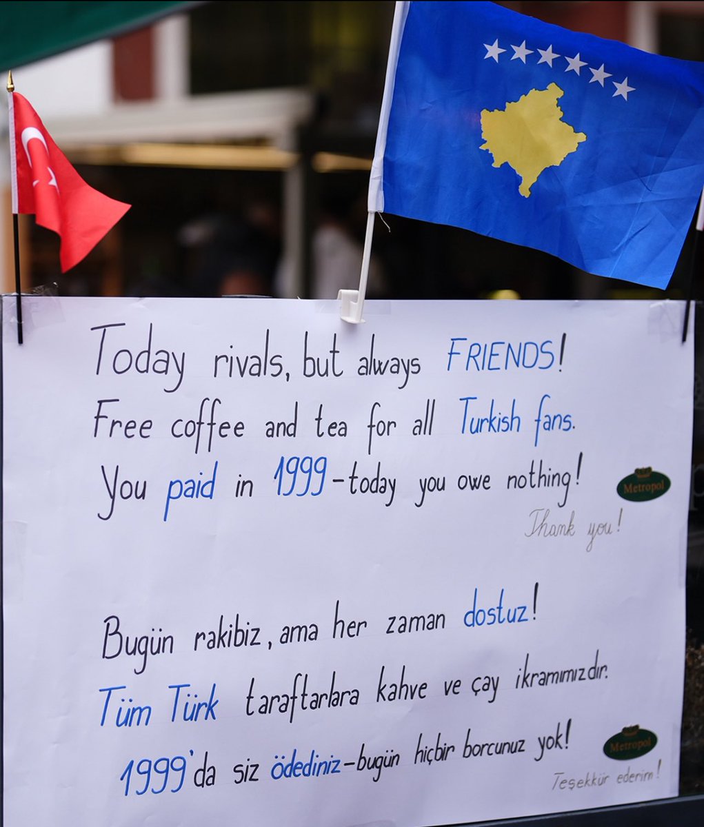 gencbirmuverrih's tweet photo. I. Murad’ın 1389’dan beridir nadide emaneti. 
İstanbul’dan önce fethedilen güzel şehir Kosova ve bir esnafın Milli Maç öncesi kafesine astığı o yazı.🇹🇷🇽🇰 https://t.co/KKFbS0BYbd