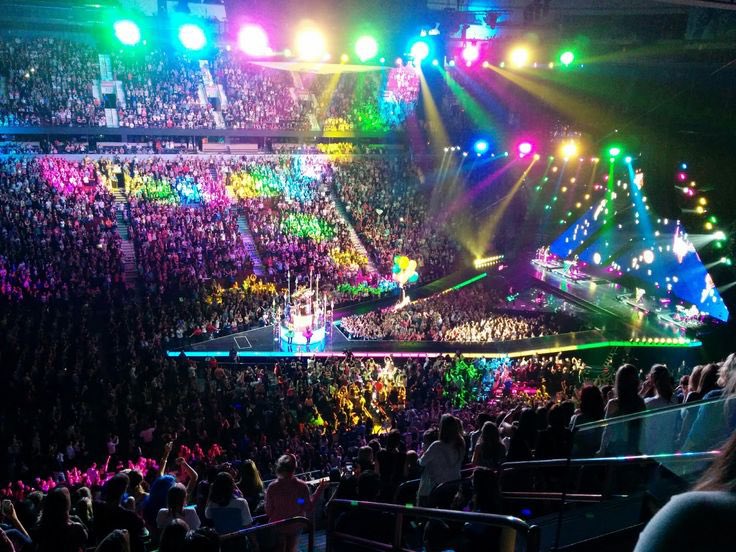 katysweave's tweet photo. no one does a tour stage like katy perry https://t.co/fertb7gKs0