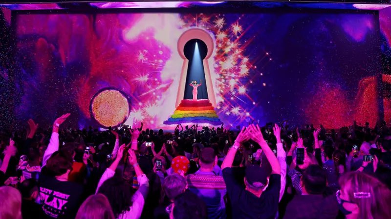 katysweave's tweet photo. no one does a tour stage like katy perry https://t.co/fertb7gKs0