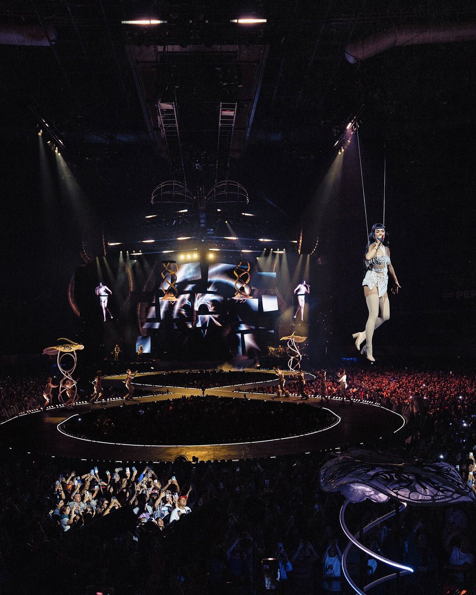 katysweave's tweet photo. no one does a tour stage like katy perry https://t.co/fertb7gKs0