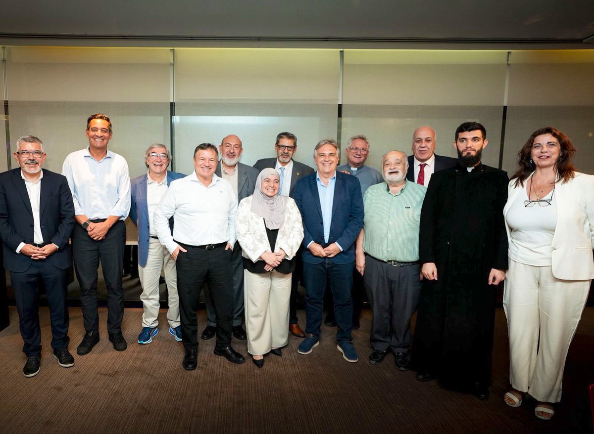 Siempre es un gusto reunirme con los representantes del #COMIPAZ y seguir profundizando el diálogo interreligioso. Fue un encuentro enriquecedor, en el que pudimos intercambiar miradas sobre la actualidad internacional y la coyuntura local.

Junto a referentes de las comunidades