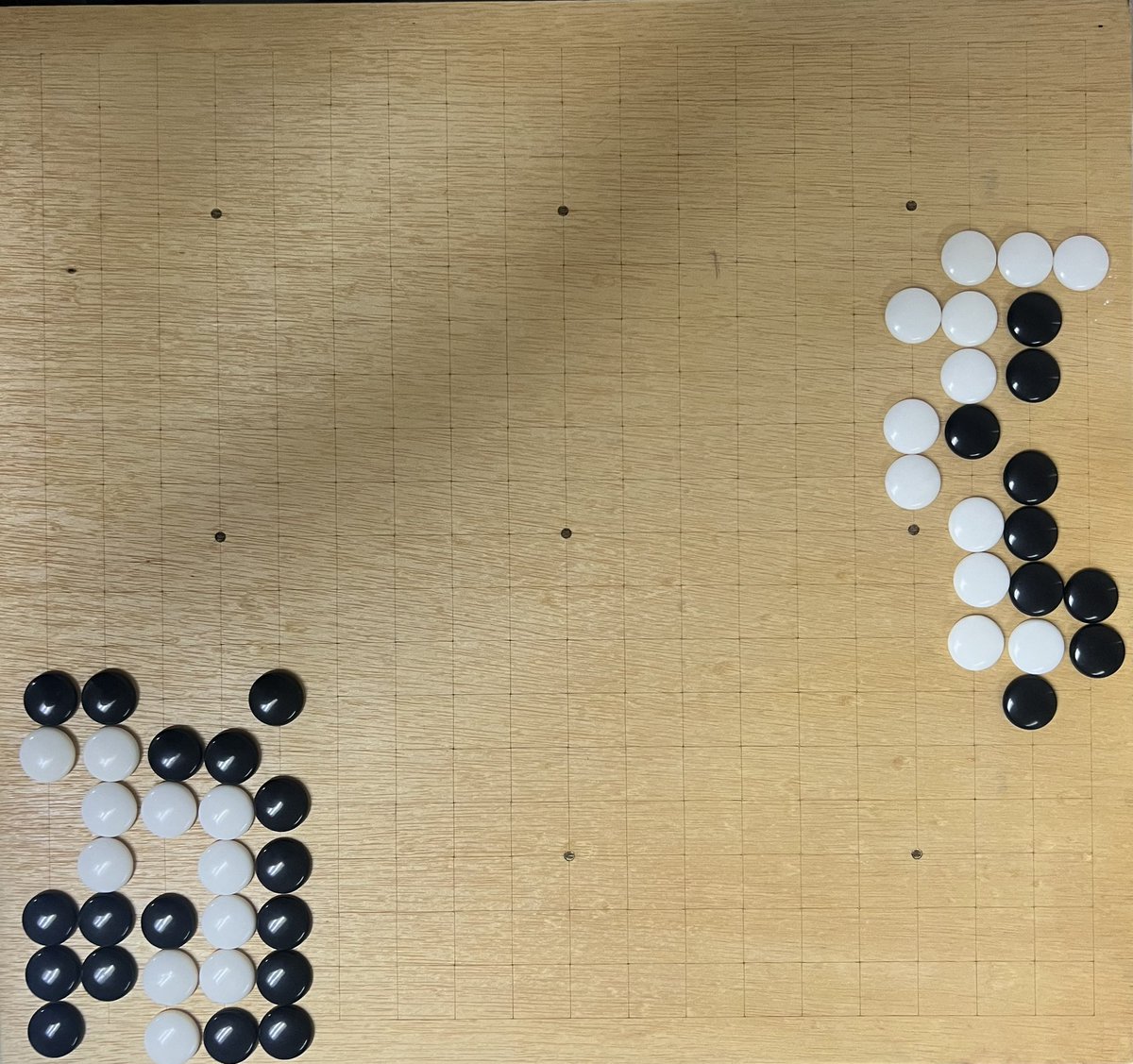 El tablero de Go, reproduce con precisión las dinámicas de la existencia.
Dos situaciones de vida o muerte, para las negras. Un sólo movimiento puede marcar la vida o muerte de un sistema.

𝗧𝗮𝗯𝗹𝗲𝗿𝗼 𝗱𝗲 𝗚𝗼.

𝗦𝗶𝘀𝘁𝗲𝗺𝗮𝘀 𝗶𝗻𝘁𝗲𝗿𝗰𝗼𝗻𝗱𝘂𝗰𝘁𝘂𝗮𝗹𝗲𝘀