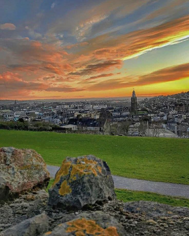 ThisIsIreland3's tweet image. Taking in the views of Cork from up here at Bells Field, just beautiful 💚🔥

📍 Cork City - Ireland 🇮🇪 

📸 Mila Manroeng

#Cork #Ireland #Views #Skies #Corkcity