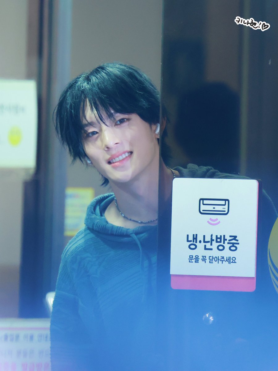 ki_csr's tweet photo. 260327 뮤직뱅크 퇴근
#VERYVERY #강민
#AprilFoolsDay https://t.co/X6iO2zdSOB