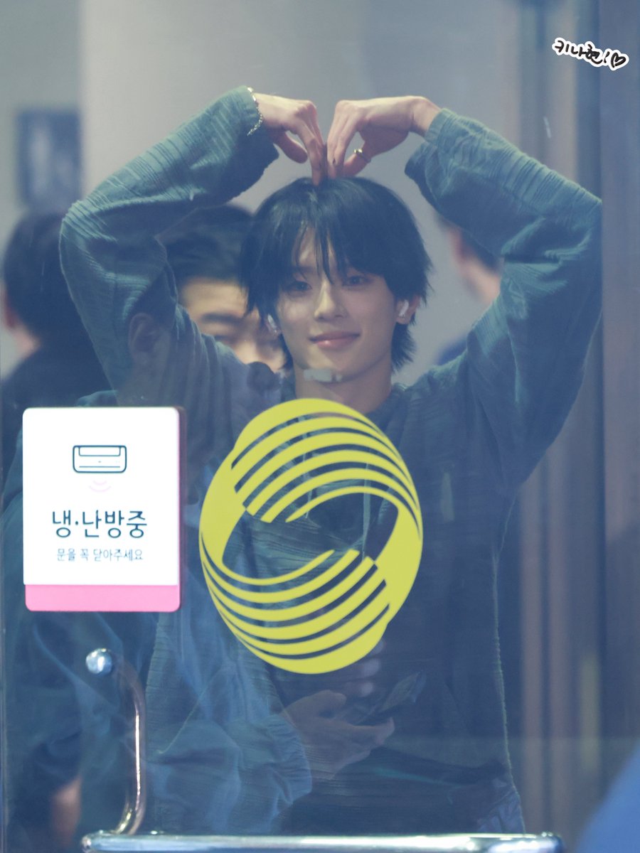 ki_csr's tweet photo. 260327 뮤직뱅크 퇴근
#VERYVERY #강민
#AprilFoolsDay https://t.co/X6iO2zdSOB