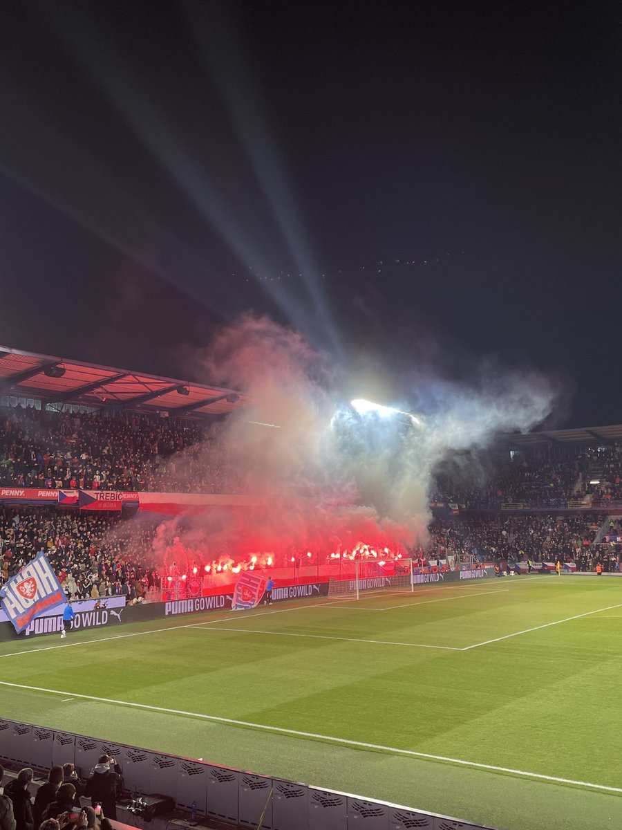 FcVolvic's tweet photo. Soirée historique à Prague et on y était…  
Merci pour les émotions Pavel. 
🇨🇿-🇩🇰
Thanks to @DestinaceFotbal for the ticket 🙌 https://t.co/4koXdYmGcs