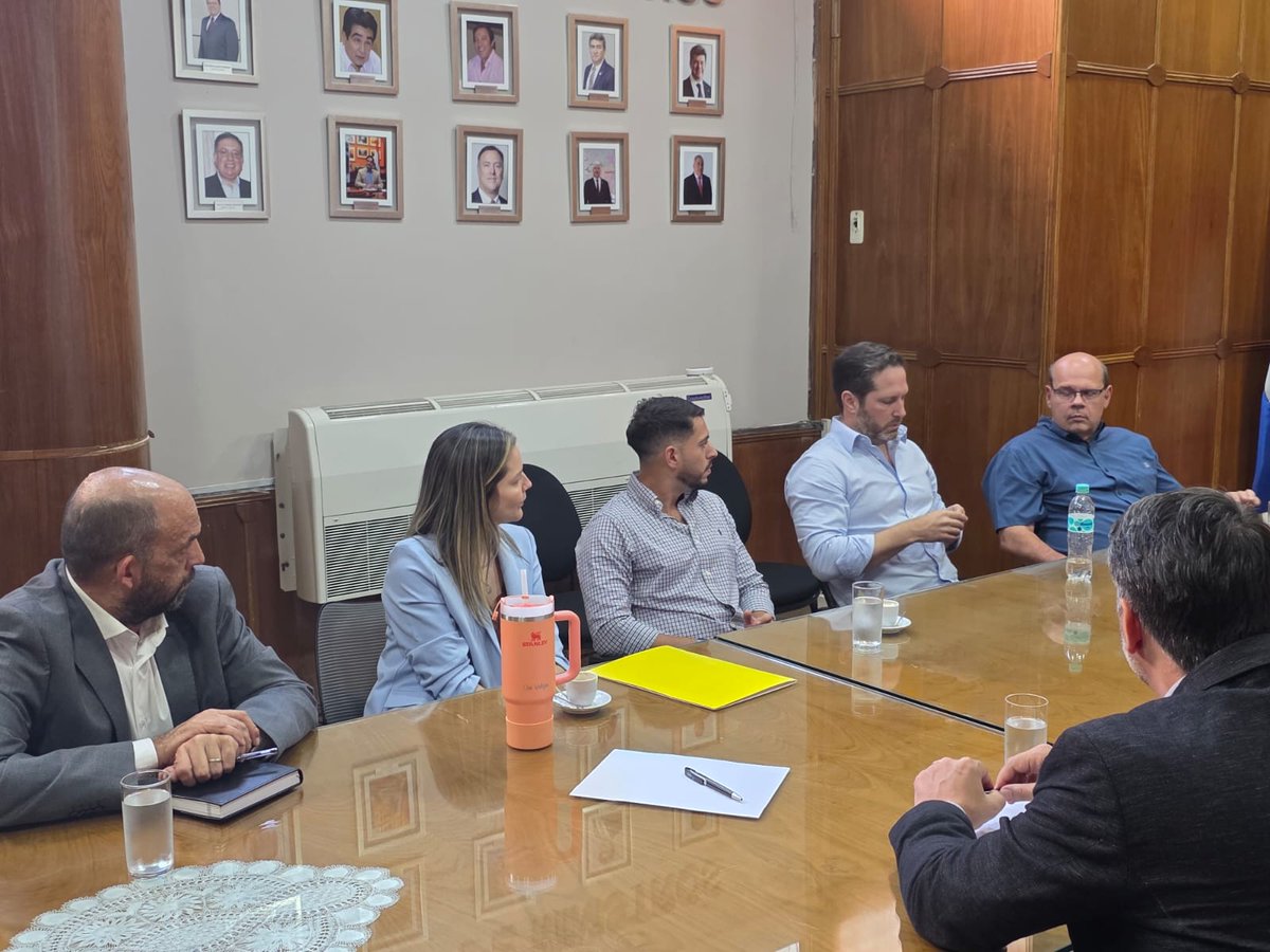 clacent's tweet photo. Nueva reunión de trabajo con Cavialpa y Capaco. Esta tarde recibí a los gremios de la construcción en el MOPC para dar seguimiento a la medidas que acordamos y así cumplir con los compromisos asumidos. Confiados en que el diálogo público-privado es el camino. https://t.co/1RT8jBAUkO