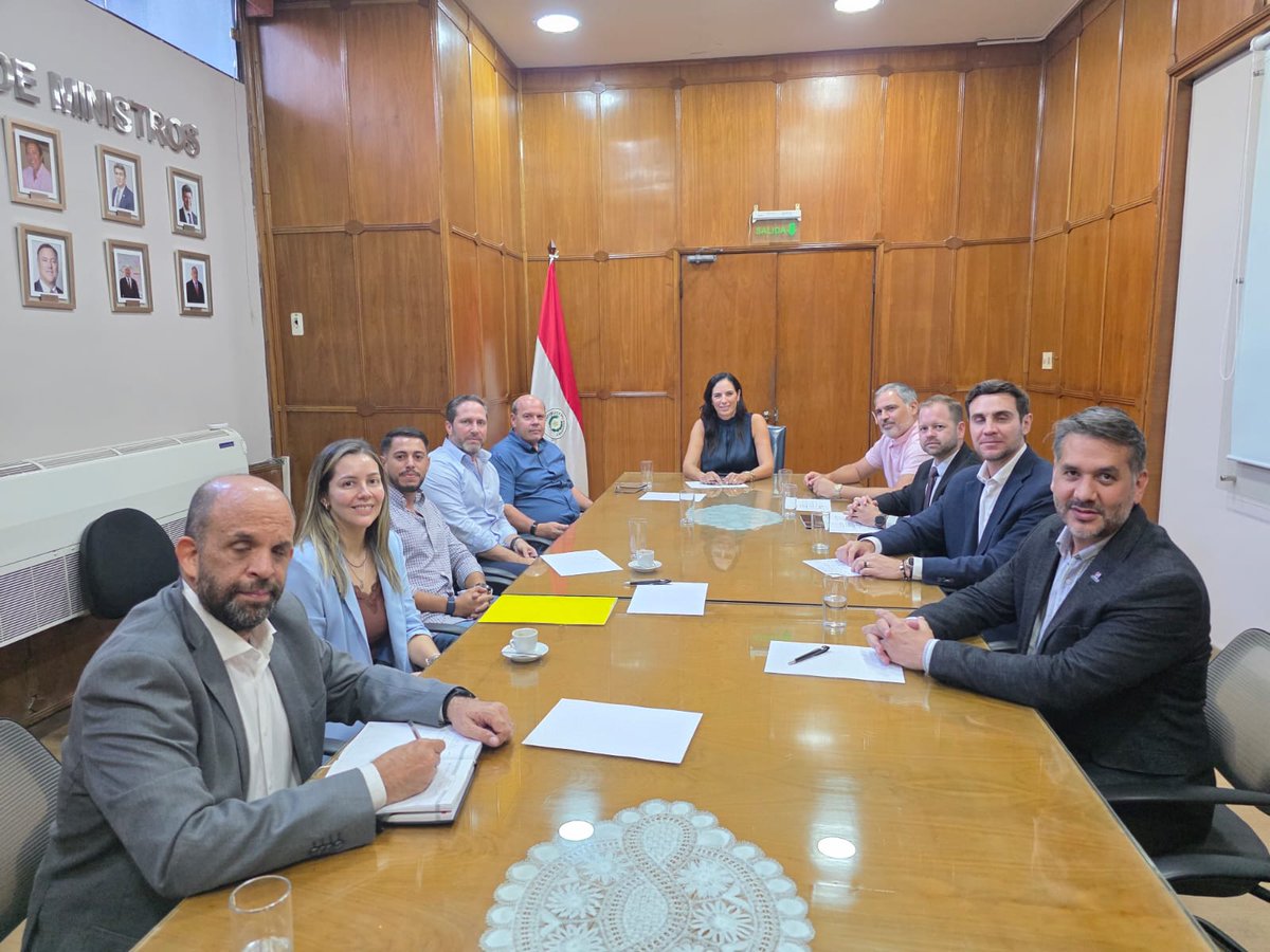 clacent's tweet photo. Nueva reunión de trabajo con Cavialpa y Capaco. Esta tarde recibí a los gremios de la construcción en el MOPC para dar seguimiento a la medidas que acordamos y así cumplir con los compromisos asumidos. Confiados en que el diálogo público-privado es el camino. https://t.co/1RT8jBAUkO