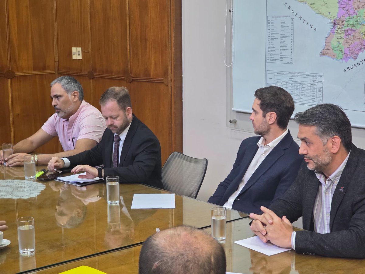 clacent's tweet photo. Nueva reunión de trabajo con Cavialpa y Capaco. Esta tarde recibí a los gremios de la construcción en el MOPC para dar seguimiento a la medidas que acordamos y así cumplir con los compromisos asumidos. Confiados en que el diálogo público-privado es el camino. https://t.co/1RT8jBAUkO