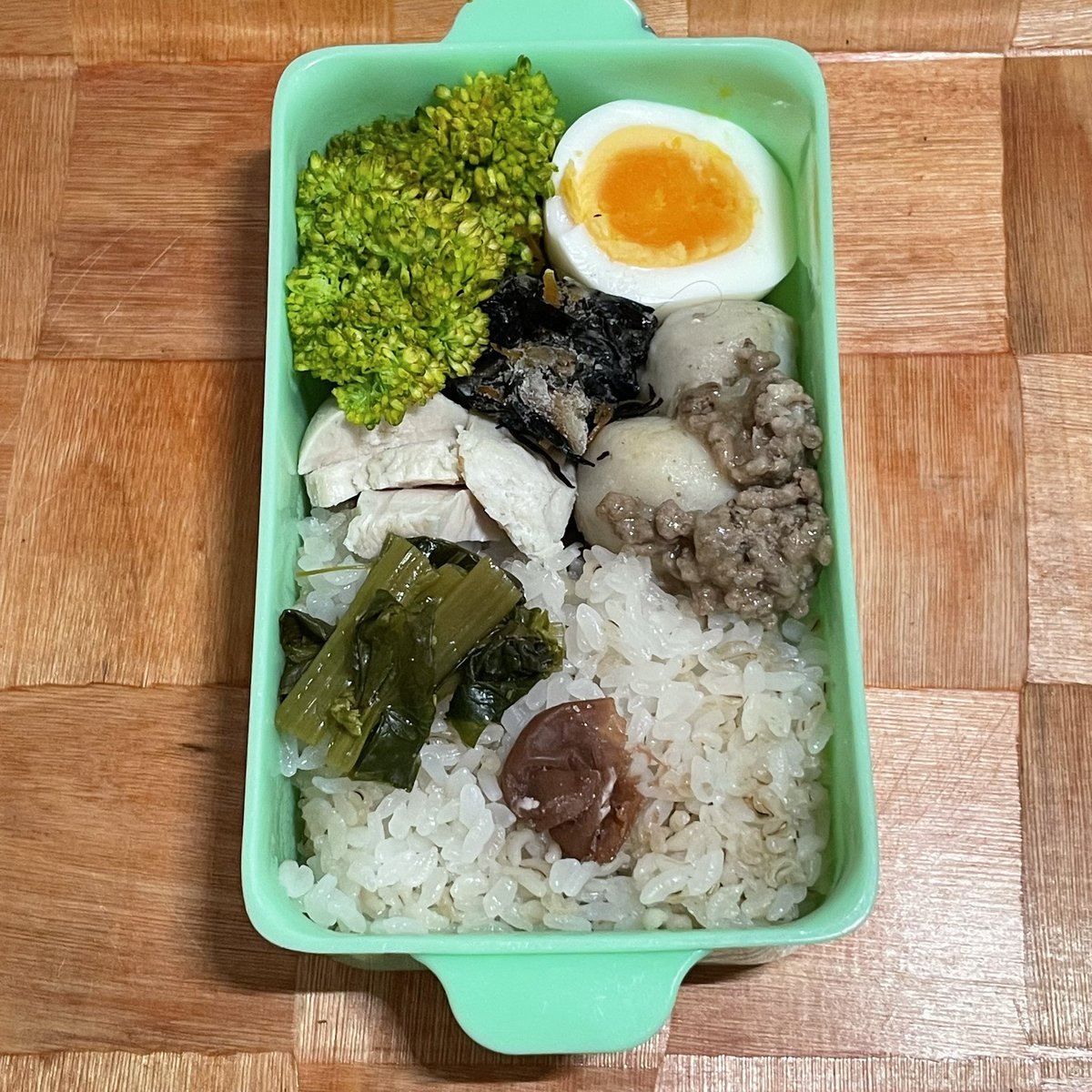 #お弁当記録
・ブロッコリー
・ひじき煮
・ゆで卵
・里芋のひき肉あんかけ煮
・蒸し鶏
・わさびの葉醤油漬け
・ご飯に梅干し

気持ちが3月に引っ張られます😅
気持ちを切り替えて頑張ります✨

#お弁当　
#地味弁当　
#お弁当作り楽しもう部
#お弁当日記