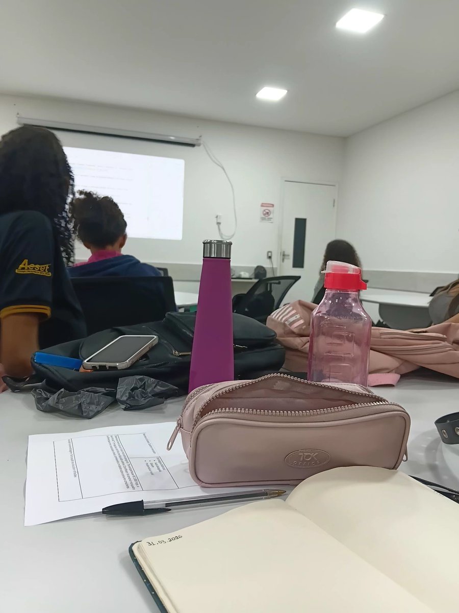 karolstudies_'s tweet photo. última aulinha da semana antes do feriado https://t.co/8GaDfydLAq